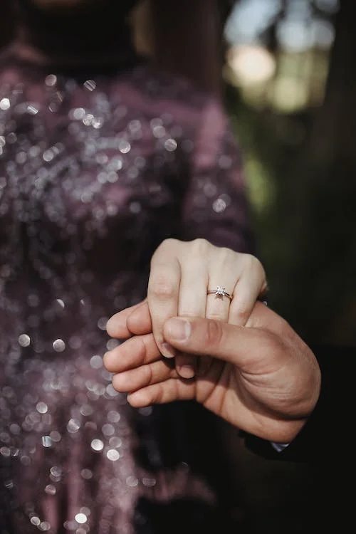 picture of a woman hand wearing a ring